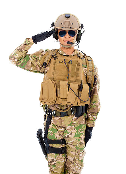 兵士の軍の均一な敬礼を白背景 - universal camouflage pattern ストックフォトと画像