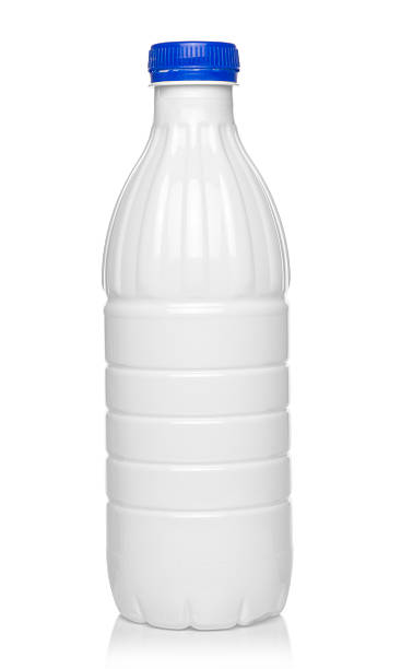 우유관 흰색 플라스틱 병에 - milk bottle bottle milk doorstep 뉴스 사진 이미지