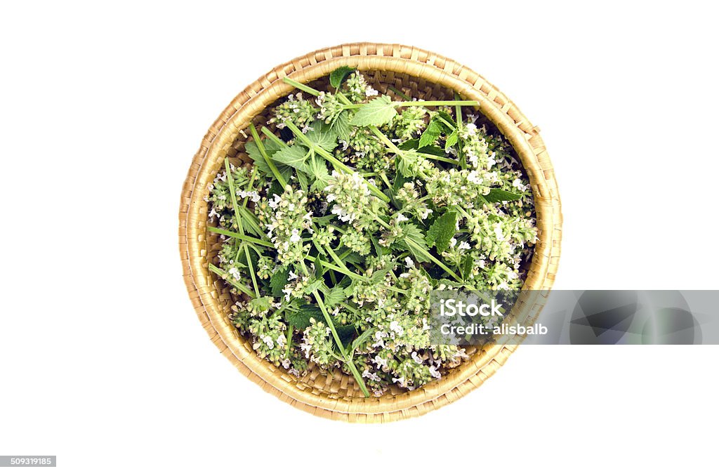 Crema de limón fresco médica de flores de hierbas en la placa de madera mimbre - Foto de stock de Alimento libre de derechos