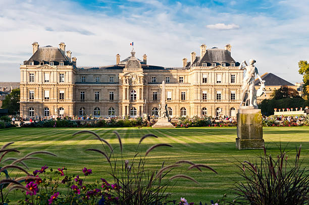 istock Jardin du Luxembourg with the Palace and statue. 509322081