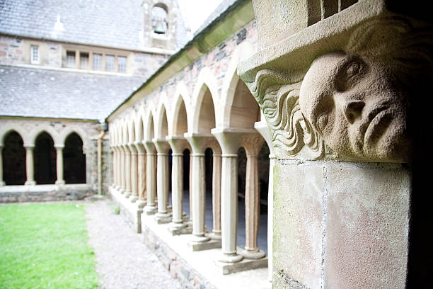 лицо на cloisters на иона аббатство, шотландия - iona стоковые фото и изображения