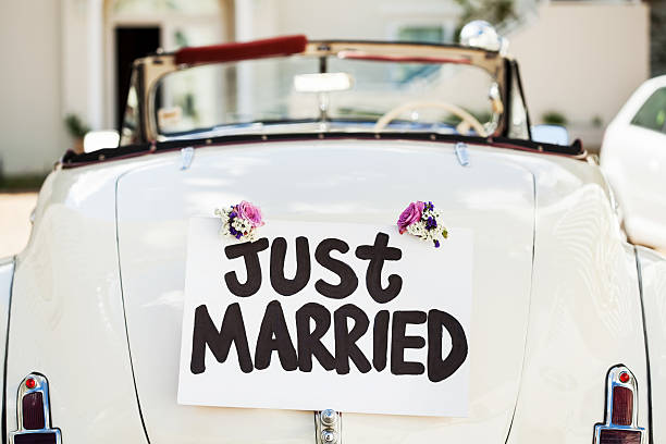 «jeunes mariés» de voiture joint sur le short - just married photos et images de collection