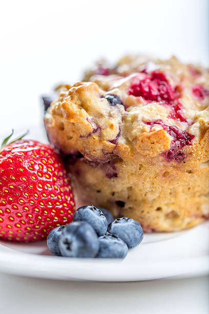muffin de frutas silvestres frescas - muffin blueberry muffin healthy eating bran muffin - fotografias e filmes do acervo