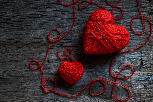 istock Valentine day postcard mockup with wool handmade red hearts 509342488
