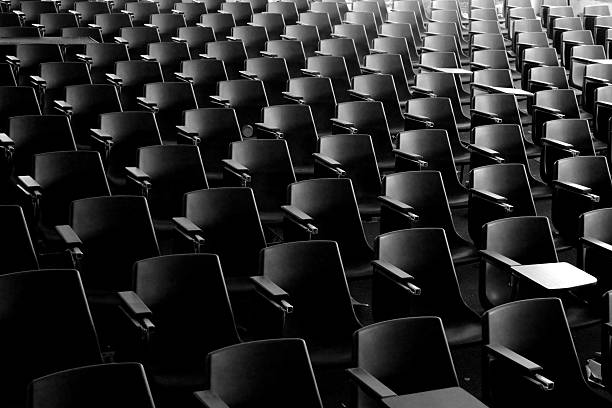 filas de bancos vazios no auditório - lecture hall auditorium university empty imagens e fotografias de stock