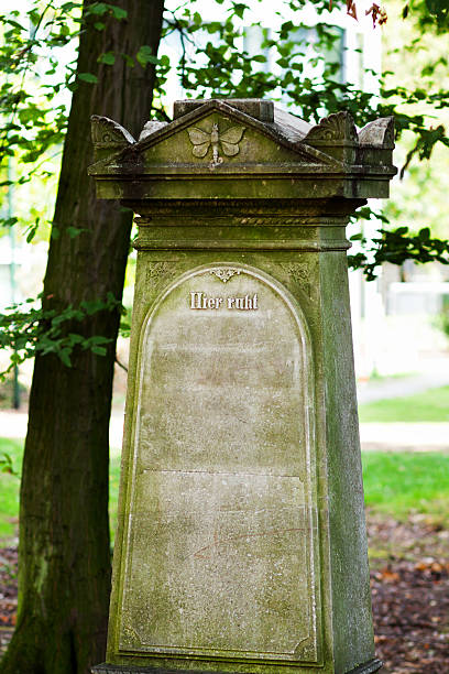 istock Grave and tombstone 509344993