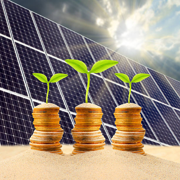 сделать деньги. - solar energy currency energy green стоковые фото и изображения