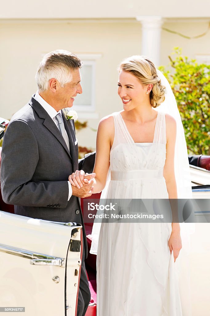 Pai e noiva segurando as mãos em pé, de carro - Foto de stock de Noiva royalty-free