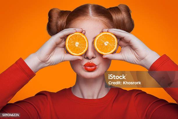 Modelo De Moda Joven Guapo Con Naranja Foto De Estudio Foto de stock y más banco de imágenes de Diversión