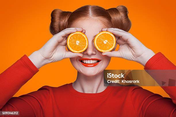 Modelo De Moda Joven Guapo Con Naranja Foto De Estudio Foto de stock y más banco de imágenes de Naranja - Fruta cítrica