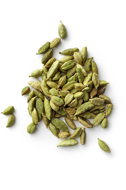 сушеные травы и специи: кардамон - cardamom seed plant isolated стоковые фото и изображения