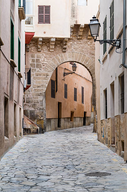 выгнутых узкой улице в старом городе средиземноморской - maze old obsolete ancient стоковые фото и изображения