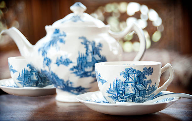 фарфоровый чайник для заварки - afternoon tea china antique cup стоковые фото и изображения