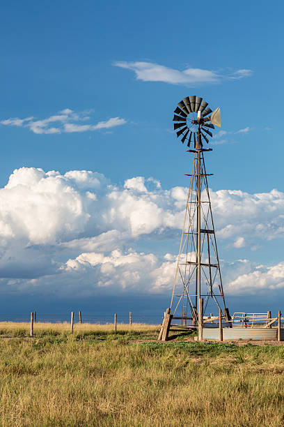 molino de viento en colorado prairie - grover fotografías e imágenes de stock