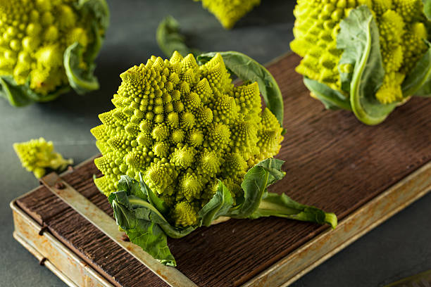 zielony, organiczne surowe romanesco - romanesque broccoli cauliflower cabbage zdjęcia i obrazy z banku zdjęć