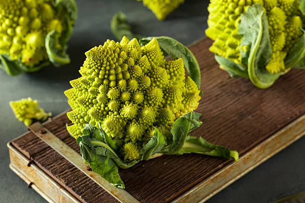 необработанные зеленый органических романеско - romanesco broccoli стоковые фото и изображения