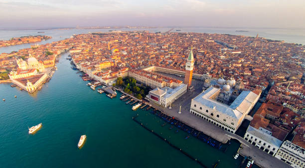 vista aérea de venecia con st mark's square - venecia italia fotografías e imágenes de stock