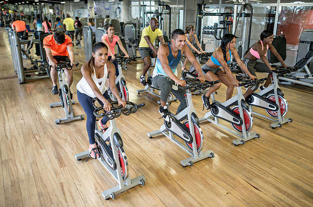 grupa osób w klasie ćwiczeń - spinning gym cycle cycling zdjęcia i obrazy z banku zdjęć