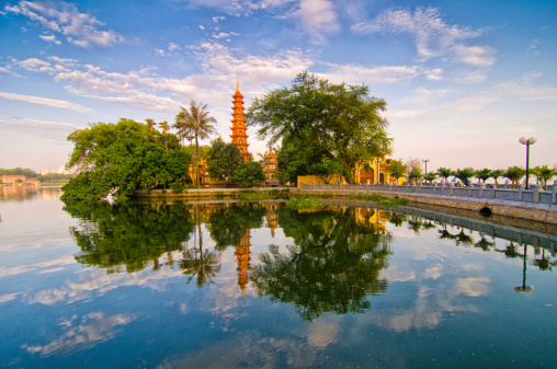 Tran Quoc pagoda en temprano en la mañana en Hanoi, Vietnam photo