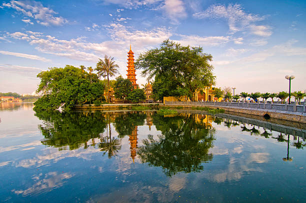 tran quoc pagoda en temprano en la mañana en hanoi, vietnam - fish oil nature nutritional supplement healthcare and medicine fotografías e imágenes de stock