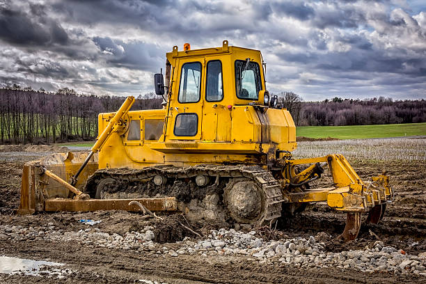 ショベルカーの新しい道路工事 - earth mover working field dirt ストックフォトと画像