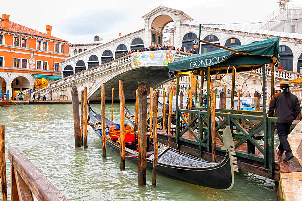 gondolą oczekiwanie na pasażerów w przód most rialto, wenecja - venice italy italy arch bridge nautical vessel zdjęcia i obrazy z banku zdjęć