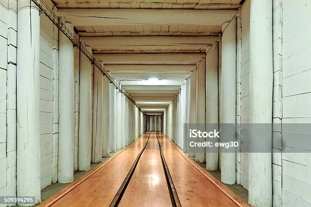 Corridoio Sotterraneo Nella Miniera Di Sale - Fotografie stock e altre immagini di Arrugginito - Arrugginito, Bianco, Composizione orizzontale
