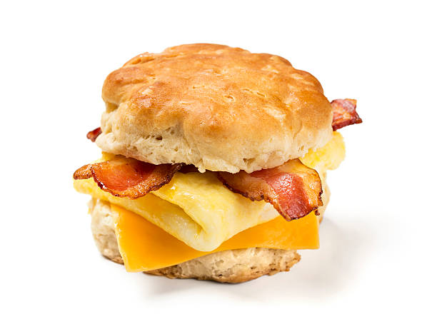 z bekonem i jajkiem & ser suchar - sandwich eggs bacon breakfast zdjęcia i obrazy z banku zdjęć