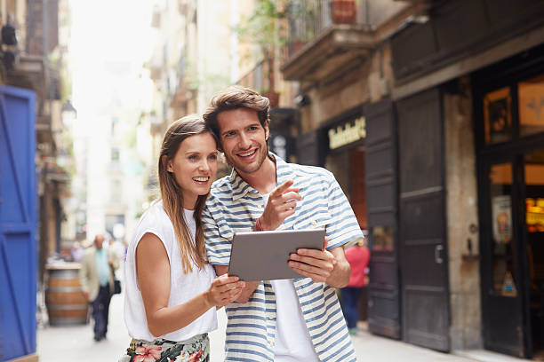 couple using digital tablet - tourists couple barcelona imagens e fotografias de stock