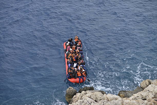 los inmigrantes - inmigrante fotografías e imágenes de stock