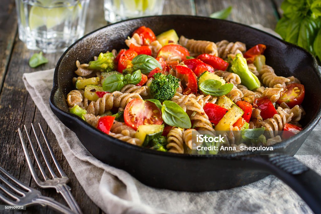 Trigo integral tirabuzones pasta con verduras - Foto de stock de Pasta libre de derechos