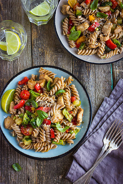 istock Whole wheat pasta  with chicken and vegetables 509410408