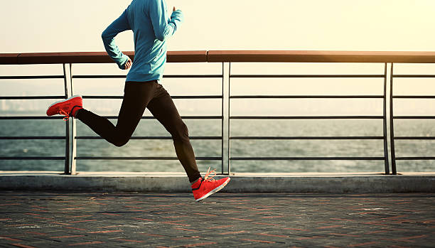 jovem de fitness mulher saltar à corda em fundos - running women jogging profile imagens e fotografias de stock