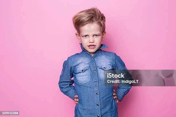 Porträt Von Wütend Schöne Kleine Jungen Stockfoto und mehr Bilder von Aggression - Aggression, Blau, Blondes Haar
