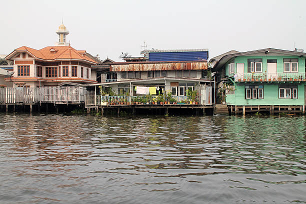 flutuando casas, chayo phraya, em bangkok - indigenous culture famous place thailand bangkok - fotografias e filmes do acervo