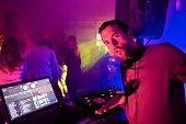 party-dj-am-mischpult.jpg?b=1&s=170x170&k=20&c=dR1WPrQtZJB5QZIGN9MKUkagAAgUJeHcKZQ6nsiIEps=