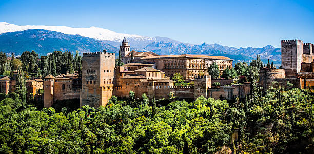 berühmte alhambra in granada - granada spanien stock-fotos und bilder