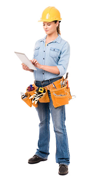 mujer contratista trabajador de la construcción aislado sobre fondo blanco - construction worker building contractor craftsperson full length fotografías e imágenes de stock