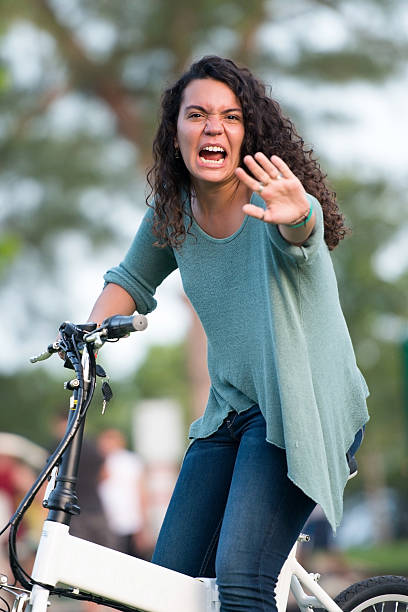 frau geben hand stoppschild - bitching stock-fotos und bilder