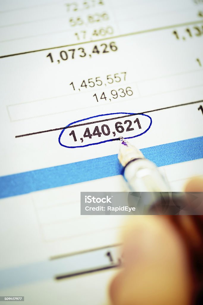 Cerchi Figura mano con la penna sul documento finanziario - Foto stock royalty-free di Attività che richiedono movimento