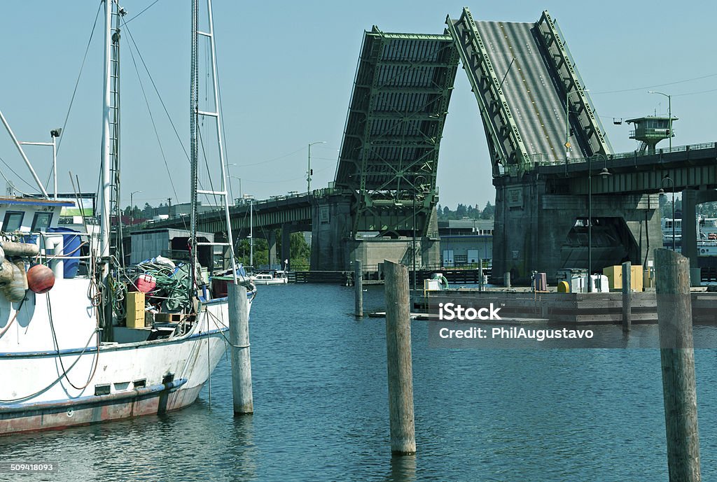 Zugbrücke hoch nahe dem Fischerboot terminal in Seattle, WA - Lizenzfrei Herstellendes Gewerbe Stock-Foto