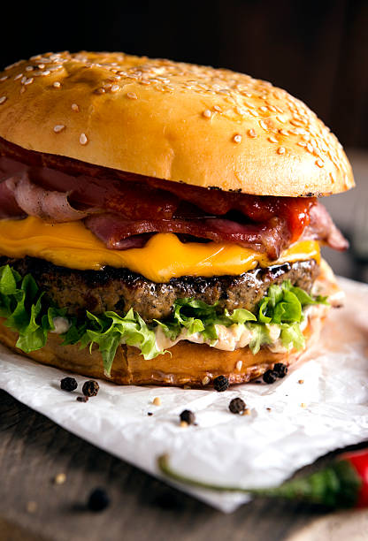 cheeseburger con bacon - havarti foto e immagini stock