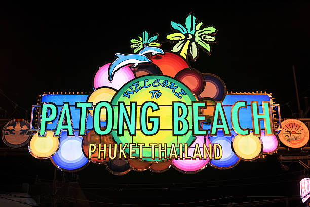 patong strand willkommensschild auf der bangla road, phuket - strand patong stock-fotos und bilder