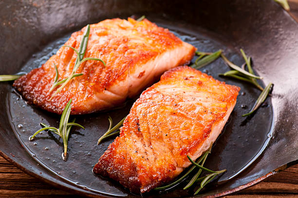 filete de salmão na fritadeira - prepared fish fish grilled close up imagens e fotografias de stock