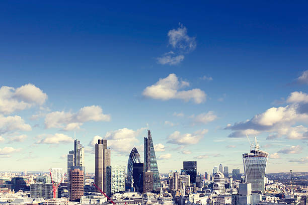 skyline von london - london england canary wharf skyline cityscape stock-fotos und bilder