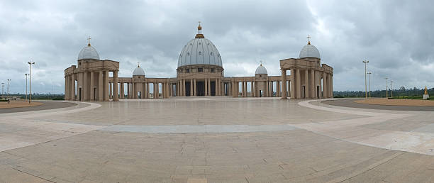 basílica de nossa senhora de paz de yamoussoukro - our lady of africa - fotografias e filmes do acervo