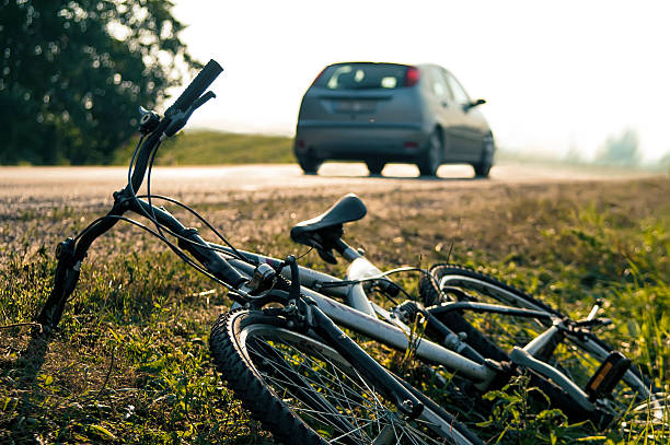 fahrrad-unfall - wheel cycling nobody outdoors stock-fotos und bilder