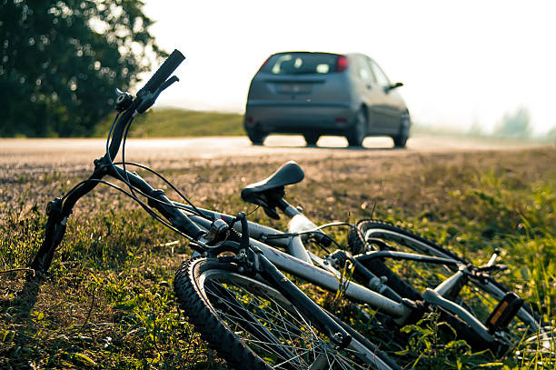 bicicletta incidente - wheel cycling nobody outdoors foto e immagini stock