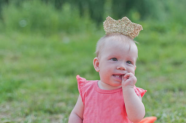 на портрет маленькая девочка в виде короны - child outdoors bow horizontal стоковые фото и изображения