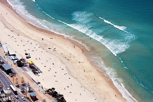 上空から見たビーチのサーファーのパラダイスでの日光浴、ゴールドコースト - gold coast australia lifeguard sea ストックフォトと画像